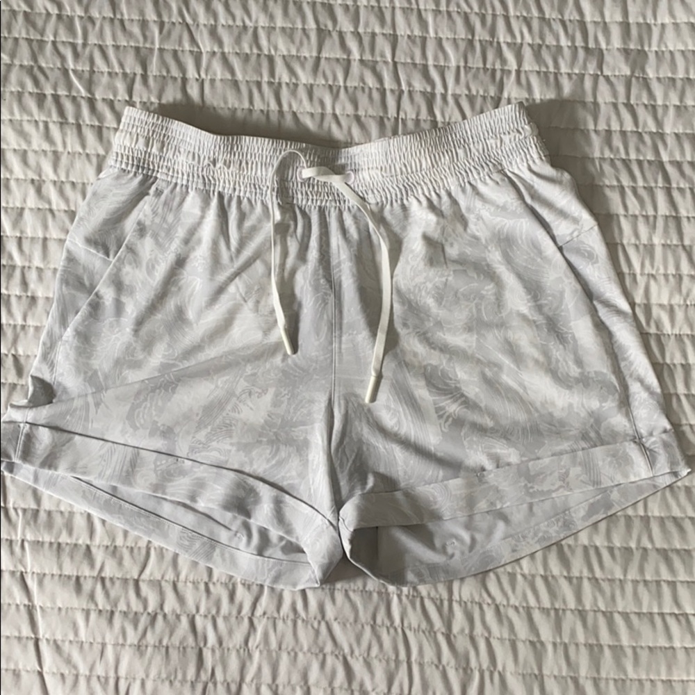 🍋 Lululemon shorts size 6!